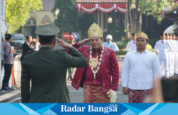 Plt. Bupati Sidoarjo, H. Subandi mengenakan pakaian adat Palembang, Sumatera Selatan (IST)