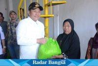 H Subandi saat  Serahkan 500 Paket Bansos ke Pedagang (IST)