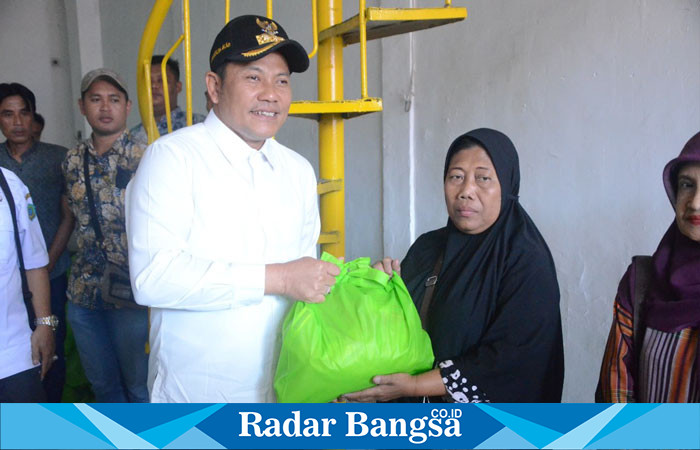 H Subandi saat  Serahkan 500 Paket Bansos ke Pedagang (IST)