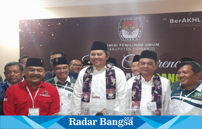 Ahmad Amir Aslichin dan Edi Widodo secara resmi mendaftarkan diri sebagai calon Bupati dan Wakil Bupati di Komisi Pemilihan Umum  Sidoarjo. (IST)