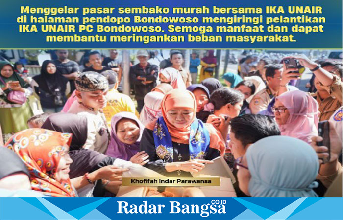 Ketua Umum IKA Unair, Khofifah Indar Parawansa, memberikan bantuan berupa beras gratis untuk lansia dan telur ayam gratis untuk anak-anak di acara Bazar Murah Harga Rakyat yang diadakan oleh IKA Unair Bondowoso di Pendopo Raden Bagus Assra Bondowoso pada Selasa (6/8/2024). (IST)