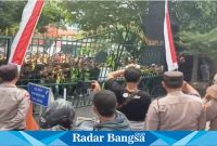 Demo mahasiswa menolak RUU Pilkada di Gedung DPRD Jateng