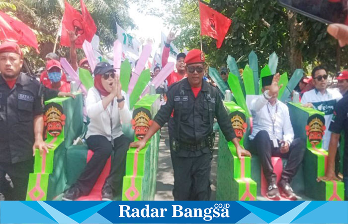 Pasangan calon Bupati Kabupaten Indramayu, Nina Agustina dan Tobroni, resmi mendaftarkan diri di kantor KPU Kabupaten Indramayu pada Rabu (28/8/2024). (IST)