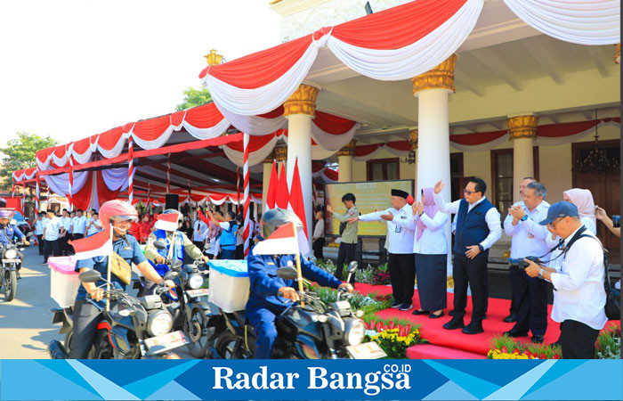 Pj Gubernur Jawa Timur, Adhy Karyono, melepas 39 TKSK dan 39 TAGANA pelepasan berlangsung di halaman Gedung Negara Grahadi Surabaya pada Rabu, (14/08). (IST)