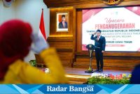 Pj Gubernur Jawa Timur, Adhy Karyono, memberikan Tanda Kehormatan Republik Indonesia SLKS kepada 182 ASN  Pemprov Jatim secara simbolis di Gedung Negara Grahadi, Surabaya, pada Rabu, 14 Agustus 2024. (IST)