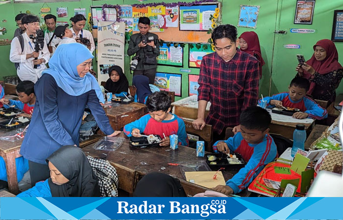 Khofifah saat mendampingi Wakil Presiden RI terpilih, Gibran Rakabuming Raka, dalam kunjungan untuk menilai uji coba program tersebut di Kota Surabaya pada Kamis, (01/08) (ist)