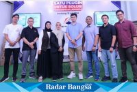 (kiri-kanan) Sandi Yanuariawan (Business Communication Senior Analyst), Iyus Rustandi (Kepala Cabang JNE Bandung), Kurnia Hayati (Marcom & Partnership Regional Jabar), Murah Lestari (Head of Regional Jawa Barat), Armand Prasetya (Head of IT Boleh Dicoba Digital), Mayland H. Prasetyo (Bussiness Development & Partnersip Div. Head JNE), Mohamad Iqbal (Co-Founder Orderfaz), Hendra Pradana (Head Sales Regional Jawa Barat) di acara Launching Plugin JNE Shipping Satu Solusi Untuk Solusi Pengiriman Lengkap