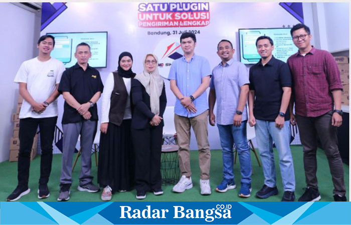 (kiri-kanan) Sandi Yanuariawan (Business Communication Senior Analyst), Iyus Rustandi (Kepala Cabang JNE Bandung), Kurnia Hayati (Marcom & Partnership Regional Jabar), Murah Lestari (Head of Regional Jawa Barat), Armand Prasetya (Head of IT Boleh Dicoba Digital), Mayland H. Prasetyo (Bussiness Development & Partnersip Div. Head JNE), Mohamad Iqbal (Co-Founder Orderfaz), Hendra Pradana (Head Sales Regional Jawa Barat) di acara Launching Plugin JNE Shipping Satu Solusi Untuk Solusi Pengiriman Lengkap