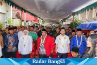 Pasangan bakal calon gubernur dan wakil gubernur Jawa Timur, Khofifah Indar Parawansa dan Emil Elestianto Dardak, meresmikan Posko Gotong Royong dan menghadiri Deklarasi Relawan di Bulak Banteng, Surabaya, Selasa (22/8/2024). 