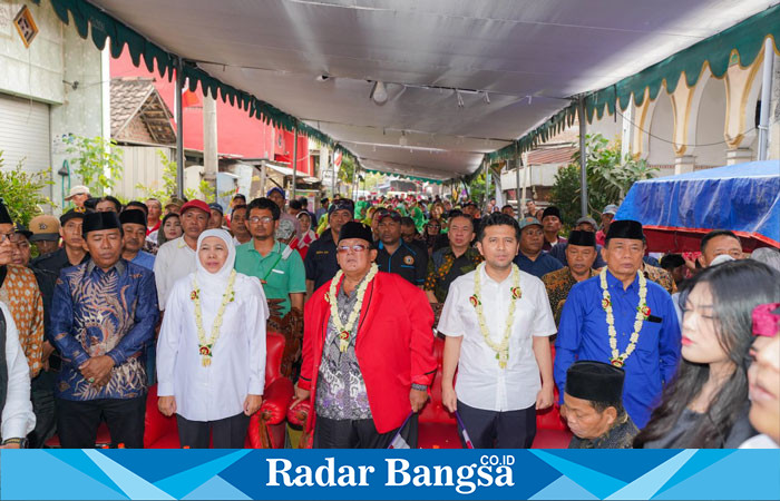 Pasangan bakal calon gubernur dan wakil gubernur Jawa Timur, Khofifah Indar Parawansa dan Emil Elestianto Dardak, meresmikan Posko Gotong Royong dan menghadiri Deklarasi Relawan di Bulak Banteng, Surabaya, Selasa (22/8/2024). 