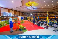 Ketua IKA Unair, Khofifah Indar Parawansa, saat  hadiri  prosesi wisuda Universitas Airlangga yang berlangsung di Airlangga Convention Center Surabaya pada Sabtu, 10 Agustus 2024.(IST)