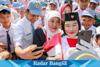 Gubernur Jawa Timur periode 2019-2024, Khofifah Indar Parawansa saat foto bersama dengan Siswa SMA (ist)