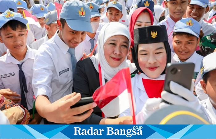 Gubernur Jawa Timur periode 2019-2024, Khofifah Indar Parawansa saat foto bersama dengan Siswa SMA (ist)