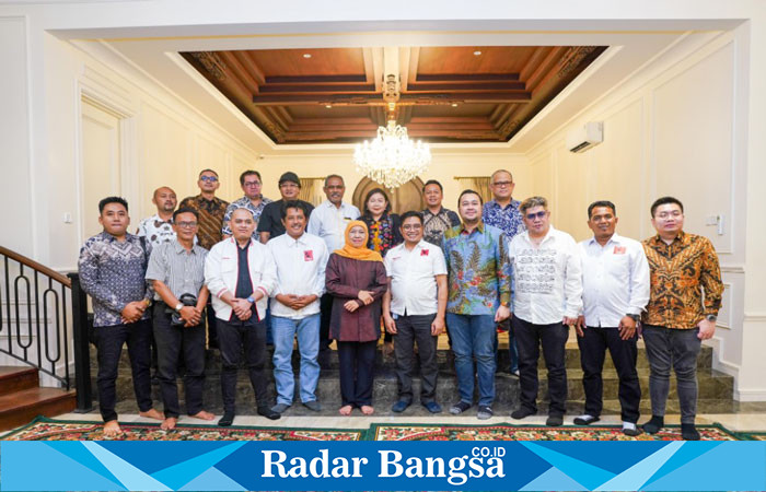 Sekretaris Jenderal DPP Projo, Handoko, bersama dengan pengurus DPD Projo Jatim, mengunjungi kediaman Khofifah di Jemursari, Surabaya, pada Sabtu malam (3/8/2024). (IST)