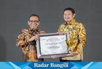 Bupati Lamongan, Yuhronur Efendi, yang akrab disapa Pak Yes,saat  menerima penghargaan untuk kategori kepemimpinan inspiratif di bidang pembangunan manusia diserahkan langsung oleh Menteri Sekretaris Negara, Pratikno, pada acara Jawa Pos Radar Bojonegoro Award 2024, yang berlangsung di Aston Hotel Bojonegoro pada Jumat malam (2/8).