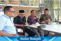 Ketua Yayasan Prakarsa Jawa Timur, Madekhan Ali, memberikan paparan dalam podcast JAMAL TV di Kedai Njagong, Lamongan, pada Rabu (7/8).