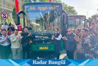 Pj Gubernur Jawa Timur Adhy Karyono di damping Bupati Lamongan Yuhronur Efendi saat meresmikan Bus Trans Jatim Koridor IV yang menghubungkan Terminal Bunder di Gresik dengan Pelabuhan Paciran di Lamongan serta mengoperasikan Trans Jatim Luxury menjelang peringatan HUT RI ke-79 di Alun-alun Kabupaten Lamongan, pada Jumat, 9 Agustus 2024 (IST)