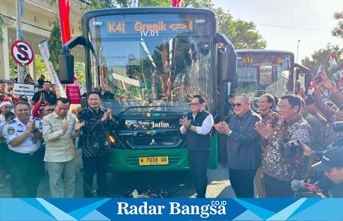 Pj Gubernur Jawa Timur Adhy Karyono di damping Bupati Lamongan Yuhronur Efendi saat meresmikan Bus Trans Jatim Koridor IV yang menghubungkan Terminal Bunder di Gresik dengan Pelabuhan Paciran di Lamongan serta mengoperasikan Trans Jatim Luxury menjelang peringatan HUT RI ke-79 di Alun-alun Kabupaten Lamongan, pada Jumat, 9 Agustus 2024 (IST)