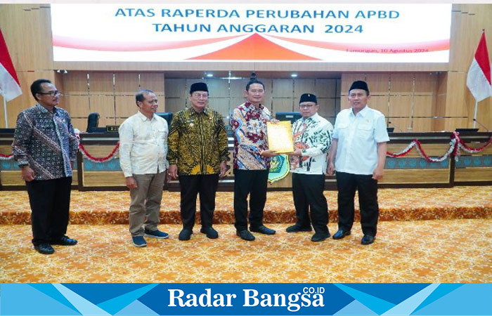 Rapat   penandatanganan persetujuan perubahan APBD antara Bupati Lamongan, Yuhronur Efendi, dan anggota DPRD Kabupaten Lamongan pada  rapat paripurna pada Sabtu (10/8) di ruang rapat paripurna DPRD Kabupaten Lamongan (IST)