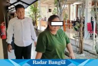 Staf Notaris di Lamongan saat digirim ke ruangan penyidik (IST)