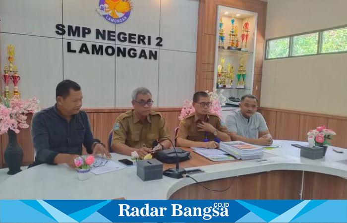 Kepala Sekolah SMP Negeri 2 Lamongan gelar konferensi pers terkait dugaan adanya pungli (IST)