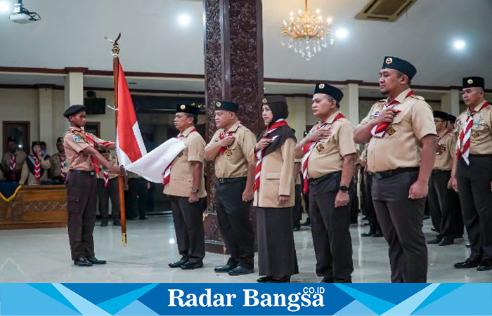 Ketua Kwartir Cabang Lamongan, Moh. Nalikan saat upacara ulang janji Pramuka ke-63 pada Selasa (13/8) di Pendopo Lokatantra. (ist)