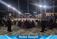 Anggota Polsek Tikung saat pengamanan lomba bola voli di desa Boto Potih (IST)