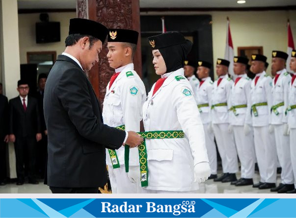 Bupati Lamongan Yuhronur Efendi saat mengukuhkan Paskibraka di Pendopo Lokatantra Kabupaten Lamongan pada Kamis malam, (15/08/2024).(IST)