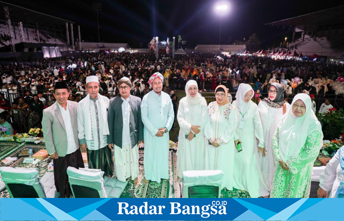 Ketua Umum PP Muslimat NU dan Gubernur Jawa Timur periode 2019-2024, Khofifah Indar Parawansa, berbaur dengan ribuan warga Lumajang Bershalawat di Stadion Semeru, Kabupaten Lumajang, Jumat malam (16/8/2024). (IST)