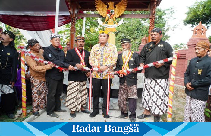 Bupati Lamongan, Yuhronur Efendi  hadiri Upacara Adat Wilwatikta menyambut pemindahan Ibukota Negara Indonesia dari Jakarta ke IKN. Acara berlangsung di Makam Nyai Andong Sari Ngimbang, Kabupaten Lamongan, pada Jumat, (16/08).(ist) 