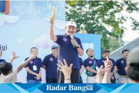 Bupati Lamongan, Yuhronur Efendi, membuka acara rangka memperingati hari kemerdekaan ke-79 bersama dengan Persatuan Dokter Gigi Indonesia (PDGI) Cabang Lamongan menyelenggarakan bakti sosial pengobatan gigi gratis untuk masyarakat pada Minggu, 4 Agustus 2024, di Alun-alun Lamongan pagi (IST)