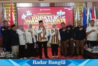 Ela dan Azwar saat foto bersama  di Kantor Komisi Pemilihan Umum Lampung Timur pada Rabu (28/8/2024) sekitar pukul 12.50 WIB (IST)