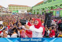 Ketua Umum PP Muslimat NU, Khofifah Indar Parawansa, saat foto bersama  di acara perlombaan olahraga tradisional serta senam bersama para santri dan masyarakat di lapangan Pondok Amanatul Ummah, Pacet (IST)