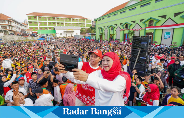 Ketua Umum PP Muslimat NU, Khofifah Indar Parawansa, saat foto bersama  di acara perlombaan olahraga tradisional serta senam bersama para santri dan masyarakat di lapangan Pondok Amanatul Ummah, Pacet (IST)