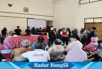 Yayasan-MSP-merayakan-HUT- RI-ke-79-mengajak-Tawang-Mas-berbagi-sandal-sepatu