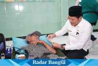 Plt Bupati Sidoarjo Subandi saat menyerahkan bantuan di Kecamatan Sedati dan Gedangan pada Senin (5/8). (IST)