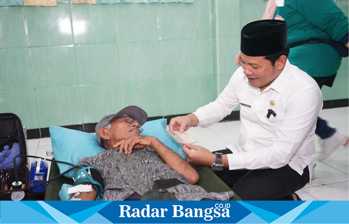 Plt Bupati Sidoarjo Subandi saat menyerahkan bantuan di Kecamatan Sedati dan Gedangan pada Senin (5/8). (IST)