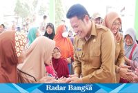 Plt. Bupati Sidoarjo H. Subandi SH., M.Kn monitoring langsung penyalurannya, di dua belas desa/kelurahan di dua kecamatan hari ini, Senin, (12/8). (IST)