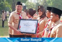 Plt. Bupati Sidoarjo, Subandi, Kwarcab  Sidoarjo,saat memberikan Piagam ke SMAN 2 Buduran di Hari Pramuka ke-63 di Alun-alun Kabupaten Sidoarjo, pada Rabu, 14 Agustus 2024. (IST)