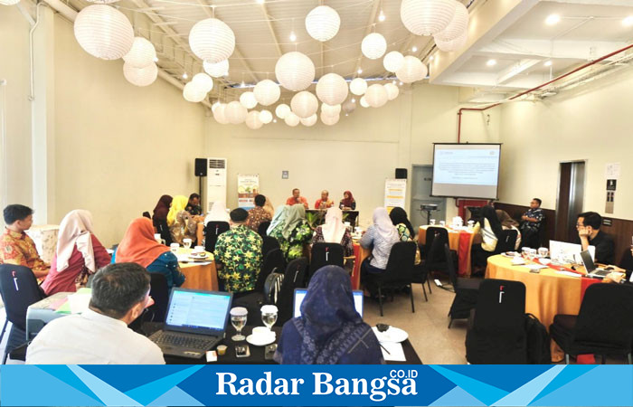 Penandatanganan nota kesepahaman (MoU) antara PT BPR Delta Artha, DP2CKTR Kabupaten Sidoarjo, serta USAID IUWASH, yang berlangsung di Luminor Hotel pada Kamis, 15 Agustus.
