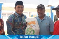 Plt. Bupati Sidoarjo, H. Subandi, turun langsung untuk memantau distribusi bantuan pangan berupa beras untuk alokasi bulan Agustus  (IST)