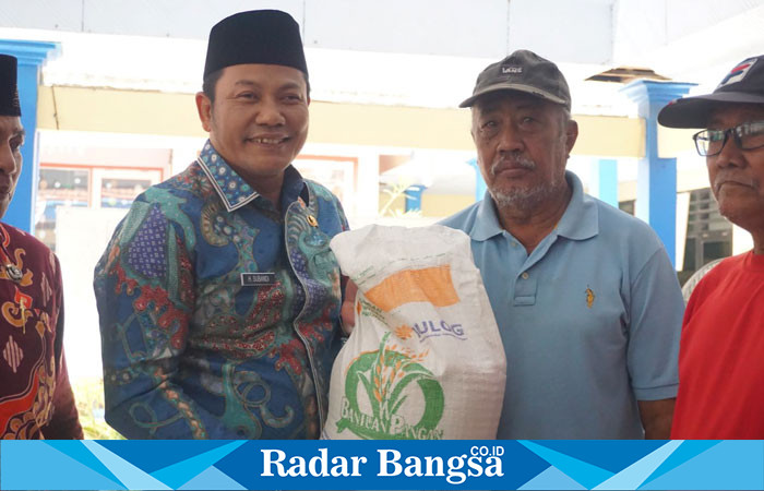 Plt. Bupati Sidoarjo, H. Subandi, turun langsung untuk memantau distribusi bantuan pangan berupa beras untuk alokasi bulan Agustus  (IST)