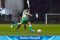 Plt. Bupati Sidoarjo, H. Subandi saat membuka  turnamen sepak bola Putra Kelapa Cup di Lapangan Kloposepuluh dipenuhi suasana meriah pada Minggu (5/8)  (IST)