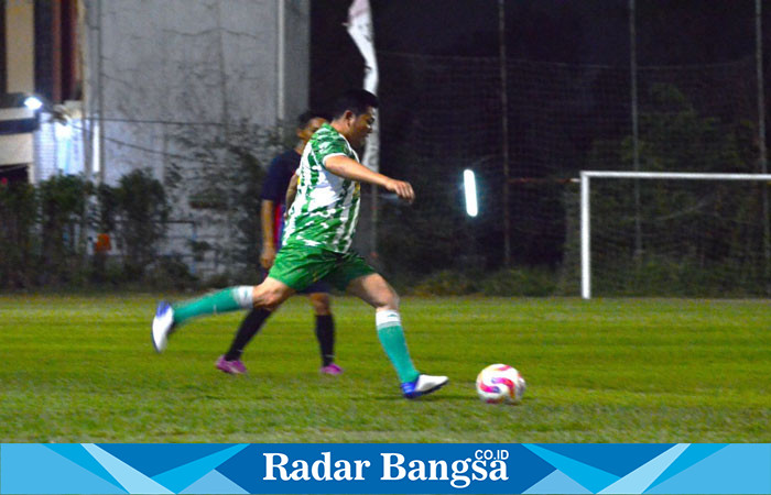 Plt. Bupati Sidoarjo, H. Subandi saat membuka  turnamen sepak bola Putra Kelapa Cup di Lapangan Kloposepuluh dipenuhi suasana meriah pada Minggu (5/8)  (IST)