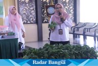 Plt. Ketua TP PKK  Sidoarjo, dr. Hj. Sriatun Subandi bekerja sama dengan DLHK mengadakan pelatihan 