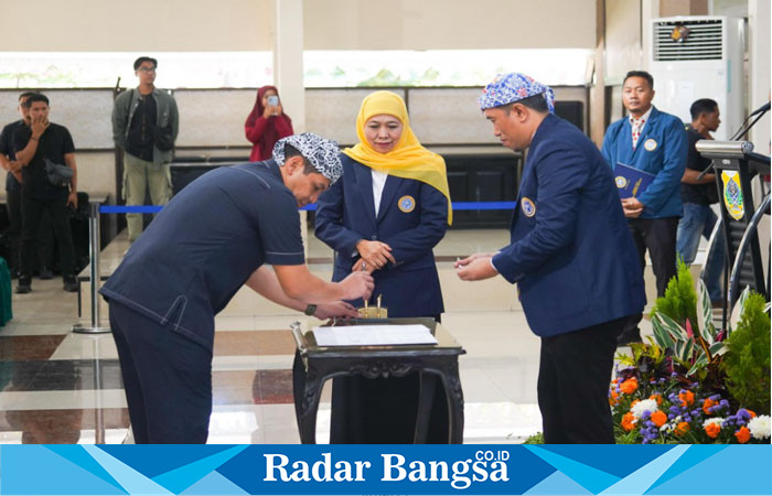 Ketua Umum IKA Unair, Khofifah Indar Parawansa, saat  melantik dr. Moch Jasin Mkes Fisqua sebagai Ketua Cabang IKA Unair Bondowoso pada Selasa, (06/08) pelantikan berlangsung di Aula Pendopo Raden Bagus Assra Bondowoso .(IST)