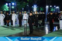 Pj  Gubernur Jawa Timur, Adhy Karyono, saat memimpin AKRS  dalam rangka memperingati HUT ke-79 Republik Indonesia di Taman Makam Pahlawan 10 Nopember, Surabaya, Sabtu dini hari (17/08). (IST)