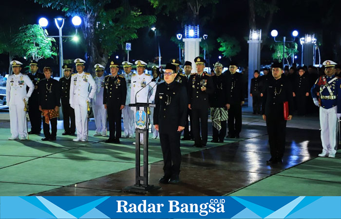 Pj  Gubernur Jawa Timur, Adhy Karyono, saat memimpin AKRS  dalam rangka memperingati HUT ke-79 Republik Indonesia di Taman Makam Pahlawan 10 Nopember, Surabaya, Sabtu dini hari (17/08). (IST)