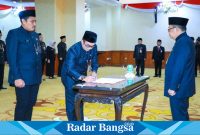 Pj. Gubernur Jatim Adhy saat melantik pejabat Eslon II (IST)