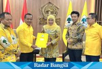 Paslon Cagub-Cawagub Jatim 2024  , Khofifah Indar Parawansa dan Emil Elestianto Dardak, resmi menerima formulir B1-KWK dari Partai Golkar di Jakarta pada Minggu malam, 25 Agustus 2024. (IST)